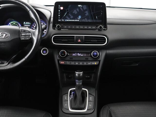 Hyundai Kona 1.6 GDI HEV Premium Sky | Schuifdak | Leder | Stoelventilatie | Adaptive cruise | Trekhaak | Head-Up | Carplay | Camera | Achterbankverwarming | Navigatie | Keyless | Climate control