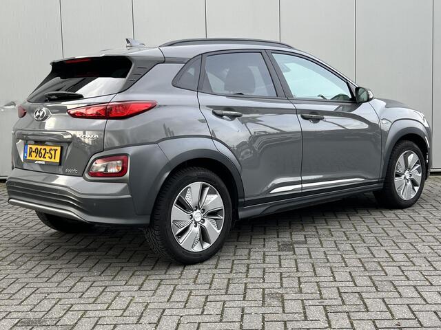 Hyundai Kona EV Premium 64 kWh / Navigatie / Lederen Bekleding / Electrische stoelverstelling / Stoel verwarming en verkoeling /