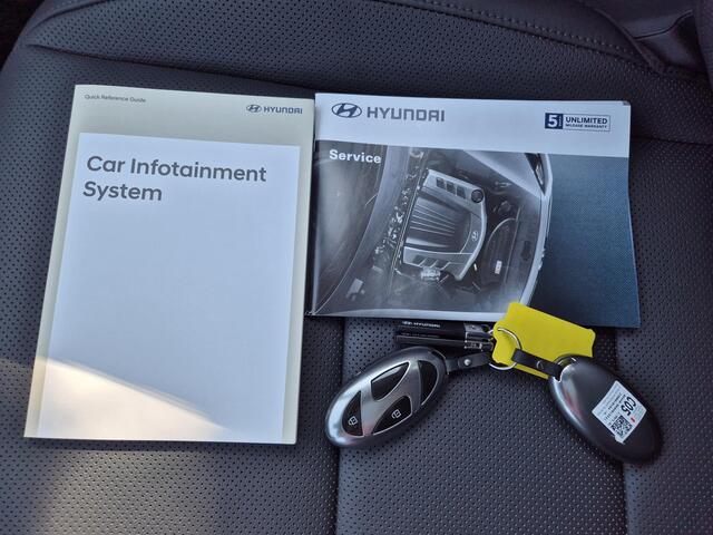 Hyundai Kona 1.6 GDi HEV Premium Sky Automaat / Zo goed als nieuw! / Sensation Pack / Trekgewicht 1.300 kg / Stuur- en Stoelverwarming / Stoelventilatie voor / / Elektrische achterklep / Apple Carplay Android Auto / BOSE Audisysteem /