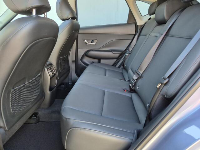 Hyundai Kona 1.6 GDi HEV Premium Sky Automaat / Zo goed als nieuw! / Sensation Pack / Trekgewicht 1.300 kg / Stuur- en Stoelverwarming / Stoelventilatie voor / / Elektrische achterklep / Apple Carplay Android Auto / BOSE Audisysteem /