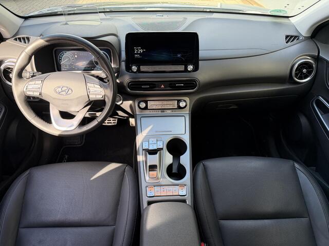 Hyundai Kona EV Premium 64 kWh / Afneembare Trekhaak / Head Up Display / All Season Banden / Stoelverwarming / Stuurwiel Verwarmbaar / Stoel Ventilatie / Achterbank Verwarmbaar / Adaptieve Cruise Control / Krell Geluidsinstallatie