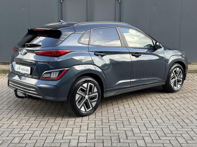 Hyundai Kona EV Premium 64 kWh / Afneembare Trekhaak / Head Up Display / All Season Banden / Stoelverwarming / Stuurwiel Verwarmbaar / Stoel Ventilatie / Achterbank Verwarmbaar / Adaptieve Cruise Control / Krell Geluidsinstallatie