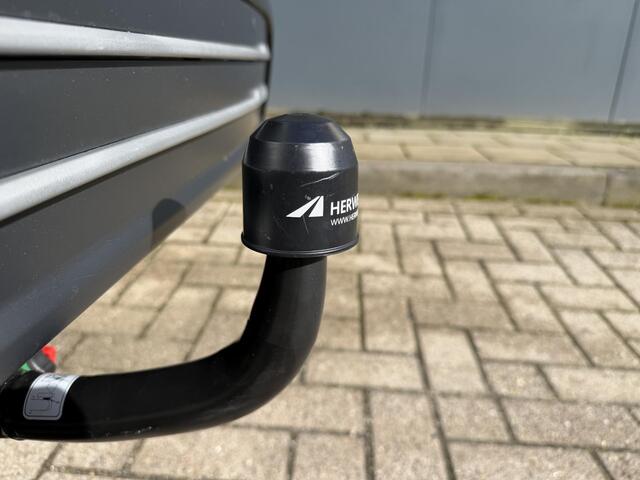 Hyundai Kona EV Premium 64 kWh / Afneembare Trekhaak / Head Up Display / All Season Banden / Stoelverwarming / Stuurwiel Verwarmbaar / Stoel Ventilatie / Achterbank Verwarmbaar / Adaptieve Cruise Control / Krell Geluidsinstallatie