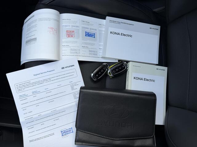 Hyundai Kona EV Premium 64 kWh / Afneembare Trekhaak / Head Up Display / All Season Banden / Stoelverwarming / Stuurwiel Verwarmbaar / Stoel Ventilatie / Achterbank Verwarmbaar / Adaptieve Cruise Control / Krell Geluidsinstallatie