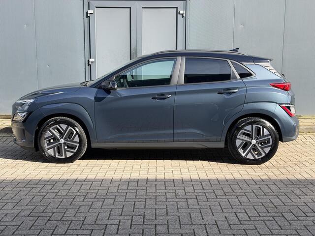 Hyundai Kona EV Premium 64 kWh / Afneembare Trekhaak / Head Up Display / All Season Banden / Stoelverwarming / Stuurwiel Verwarmbaar / Stoel Ventilatie / Achterbank Verwarmbaar / Adaptieve Cruise Control / Krell Geluidsinstallatie