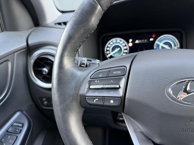 Hyundai Kona EV Premium 64 kWh / Afneembare Trekhaak / Head Up Display / All Season Banden / Stoelverwarming / Stuurwiel Verwarmbaar / Stoel Ventilatie / Achterbank Verwarmbaar / Adaptieve Cruise Control / Krell Geluidsinstallatie
