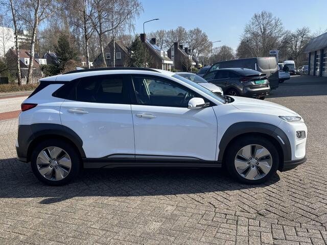Hyundai Kona EV Fashion 64 kWh Bellen voor bezichtiging |SCI| Navigatie | Camera | Head up Display