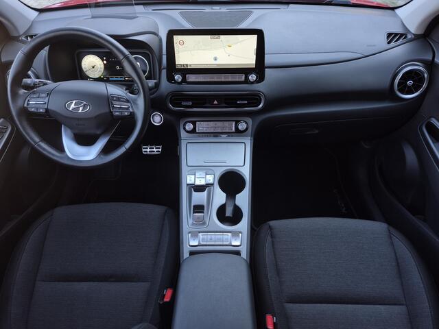 Hyundai Kona EV Fashion 64 kWh Automaat / Accu SOH 100% / Dealer onderhouden / CCS snellader / WLTP bereik 484 km bereik stad 660 km / Warmtepomp / Head Up Display / Adaptief cruise control / Achteruitrijcamera / Stuur- & Stoelverwarming /