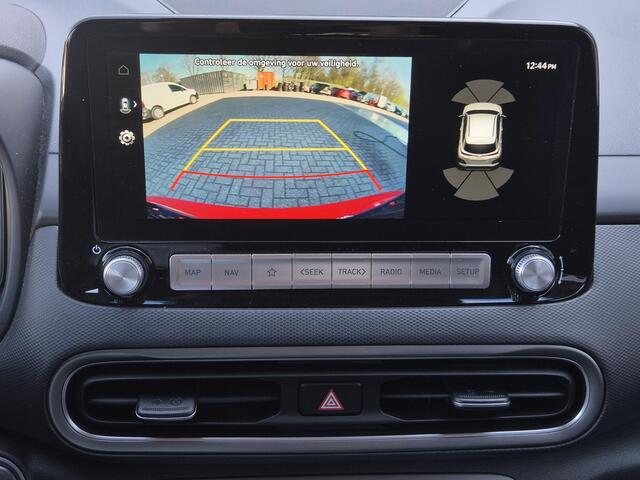Hyundai Kona EV Fashion 64 kWh Automaat / Accu SOH 100% / Dealer onderhouden / CCS snellader / WLTP bereik 484 km bereik stad 660 km / Warmtepomp / Head Up Display / Adaptief cruise control / Achteruitrijcamera / Stuur- & Stoelverwarming /