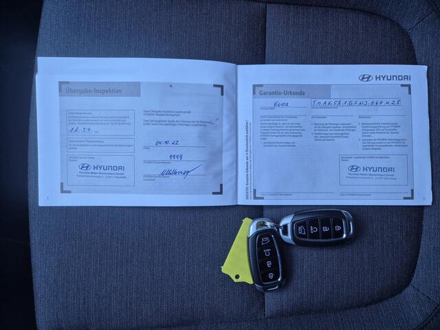 Hyundai Kona EV Fashion 64 kWh Automaat / Accu SOH 100% / Dealer onderhouden / CCS snellader / WLTP bereik 484 km bereik stad 660 km / Warmtepomp / Head Up Display / Adaptief cruise control / Achteruitrijcamera / Stuur- & Stoelverwarming /