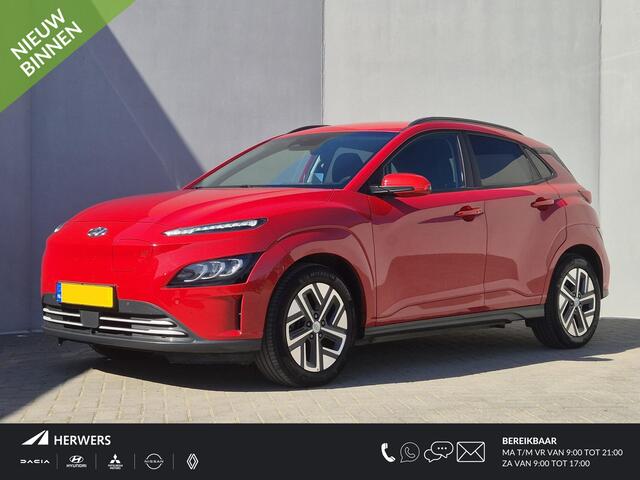 Hyundai Kona EV Premium 64 kWh / Fabrieksgarantie t/m 11-2027 / Accu SOH 100% / Dealer onderhouden / CCS snellader / WLTP 484 km / Warmtepomp / Head Up Display / Adaptief cruise control / Achteruitrijcamera / Stuur- & Stoelverwarming /