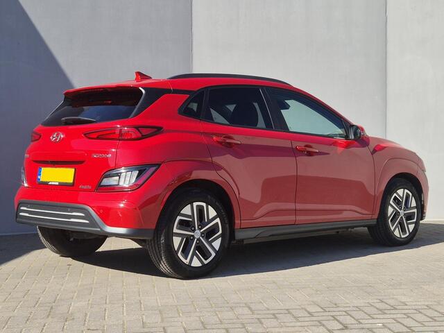Hyundai Kona EV Premium 64 kWh / Fabrieksgarantie t/m 11-2027 / Accu SOH 100% / Dealer onderhouden / CCS snellader / WLTP 484 km / Warmtepomp / Head Up Display / Adaptief cruise control / Achteruitrijcamera / Stuur- & Stoelverwarming /