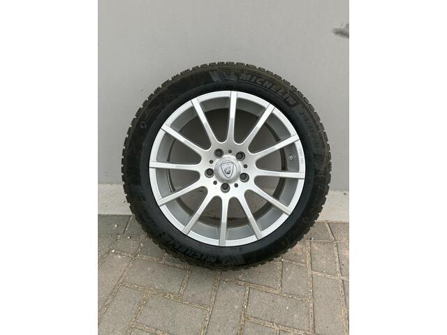 Hyundai Kona EV Premium 64 kWh / Fabrieksgarantie t/m 11-2027 / Accu SOH 100% / Dealer onderhouden / CCS snellader / WLTP 484 km / Warmtepomp / Head Up Display / Adaptief cruise control / Achteruitrijcamera / Stuur- & Stoelverwarming /