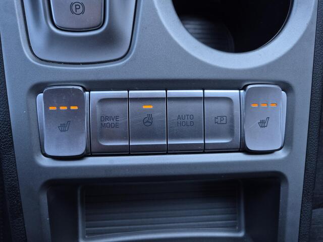 Hyundai Kona EV Premium 64 kWh / Fabrieksgarantie t/m 11-2027 / Accu SOH 100% / Dealer onderhouden / CCS snellader / WLTP 484 km / Warmtepomp / Head Up Display / Adaptief cruise control / Achteruitrijcamera / Stuur- & Stoelverwarming /