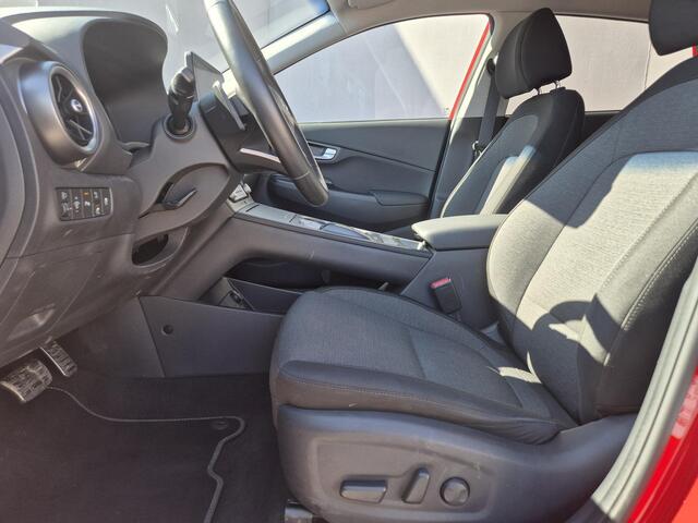 Hyundai Kona EV Premium 64 kWh / Fabrieksgarantie t/m 11-2027 / Accu SOH 100% / Dealer onderhouden / CCS snellader / WLTP 484 km / Warmtepomp / Head Up Display / Adaptief cruise control / Achteruitrijcamera / Stuur- & Stoelverwarming /