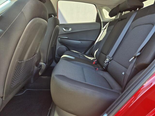 Hyundai Kona EV Premium 64 kWh / Fabrieksgarantie t/m 11-2027 / Accu SOH 100% / Dealer onderhouden / CCS snellader / WLTP 484 km / Warmtepomp / Head Up Display / Adaptief cruise control / Achteruitrijcamera / Stuur- & Stoelverwarming /