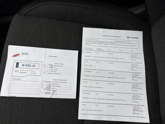 Hyundai Kona EV Fashion 64 kWh / Apple Carplay/Android Auto / Navigatie / Cruise Control Adaptief met Stop&Go / All-season banden / Trekhaak /