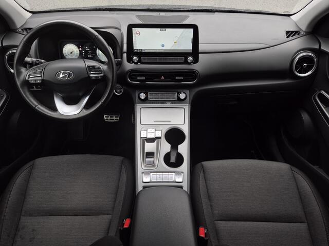 Hyundai Kona EV Comfort Smart 39 kWh Automaat / Accu SOH 100% / Dealer onderhouden / CCS snellader / WLTP 305 km stad 435 km / warmtepomp / All season banden / Stuur- & Stoelverwarming / Achteruitrijcamera / Keyless Entry/Start / Krell Audio Systeem /