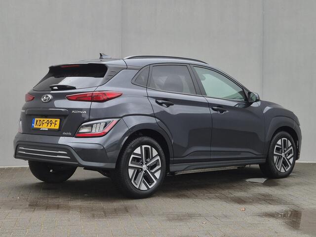 Hyundai Kona EV Comfort Smart 39 kWh Automaat / Accu SOH 100% / Dealer onderhouden / CCS snellader / WLTP 305 km stad 435 km / warmtepomp / All season banden / Stuur- & Stoelverwarming / Achteruitrijcamera / Keyless Entry/Start / Krell Audio Systeem /