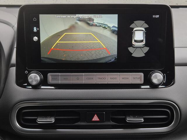 Hyundai Kona EV Comfort Smart 39 kWh Automaat / Accu SOH 100% / Dealer onderhouden / CCS snellader / WLTP 305 km stad 435 km / warmtepomp / All season banden / Stuur- & Stoelverwarming / Achteruitrijcamera / Keyless Entry/Start / Krell Audio Systeem /