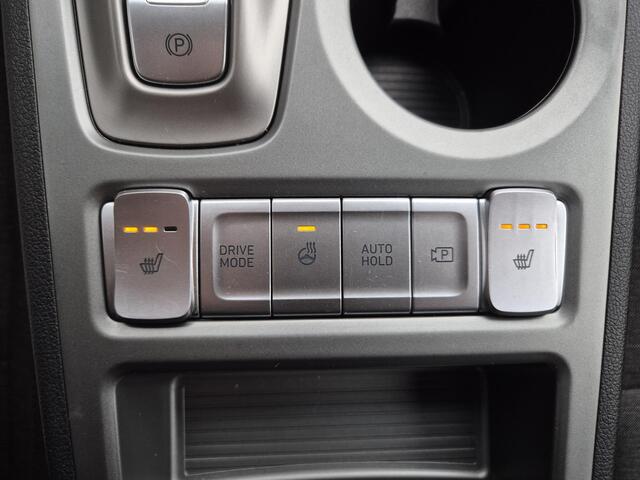 Hyundai Kona EV Comfort Smart 39 kWh Automaat / Accu SOH 100% / Dealer onderhouden / CCS snellader / WLTP 305 km stad 435 km / warmtepomp / All season banden / Stuur- & Stoelverwarming / Achteruitrijcamera / Keyless Entry/Start / Krell Audio Systeem /