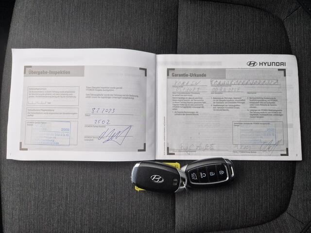 Hyundai Kona EV Comfort Smart 39 kWh Automaat / Accu SOH 100% / Dealer onderhouden / CCS snellader / WLTP 305 km stad 435 km / warmtepomp / All season banden / Stuur- & Stoelverwarming / Achteruitrijcamera / Keyless Entry/Start / Krell Audio Systeem /