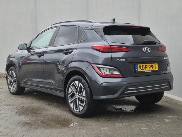 Hyundai Kona EV Comfort Smart 39 kWh Automaat / Accu SOH 100% / Dealer onderhouden / CCS snellader / WLTP 305 km stad 435 km / warmtepomp / All season banden / Stuur- & Stoelverwarming / Achteruitrijcamera / Keyless Entry/Start / Krell Audio Systeem /