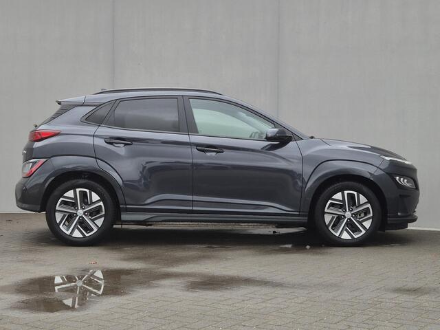 Hyundai Kona EV Comfort Smart 39 kWh Automaat / Accu SOH 100% / Dealer onderhouden / CCS snellader / WLTP 305 km stad 435 km / warmtepomp / All season banden / Stuur- & Stoelverwarming / Achteruitrijcamera / Keyless Entry/Start / Krell Audio Systeem /