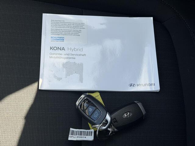 Hyundai Kona 1.6 GDI HEV Fashion Automaat / Fabrieksgarantie tot 10-2027 / Dealer Onderhouden / Adaptieve Cruise / Stuur & Stoelverwarming / Camera / Navigatie / Dodehoek Detectie / Apple Carplay & Android Auto / 18" LM wielen Premium / DAB /