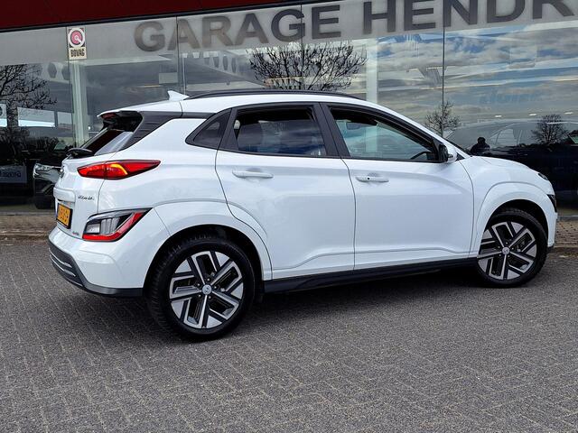 Hyundai Kona EV Fashion 64 kWh | SOH: nnb | 3 Fase | Warmtepomp | Blindspot | Navi | Camera |