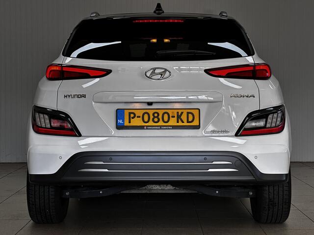 Hyundai Kona EV Fashion 64 kWh/ Two-Tone/ 17'' LMV/ LED Koplampen/ Keyless/ Virtual Dashb./ Apple + Android/ Adaptive Cruise/ Camera/ Lane-Assist./ Navi/ DAB+/ Dode-Hoek DET./ Extra getint glas.