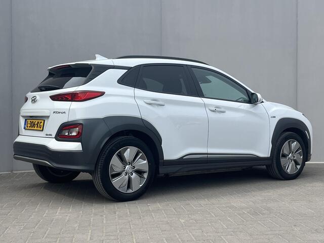 Hyundai Kona EV Fashion 64 kWh / Origineel NL auto / Cruise Control Adaptief / Lane Assist / Dode Hoek Detectie / Keyless Entry & Start / Apple Carplay & Android Auto / Navigatie / Lichtmetalen Velgen 17" / Head-Up Display /