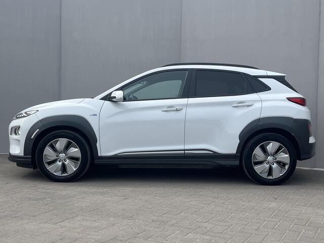 Hyundai Kona EV Fashion 64 kWh / Origineel NL auto / Cruise Control Adaptief / Lane Assist / Dode Hoek Detectie / Keyless Entry & Start / Apple Carplay & Android Auto / Navigatie / Lichtmetalen Velgen 17" / Head-Up Display /