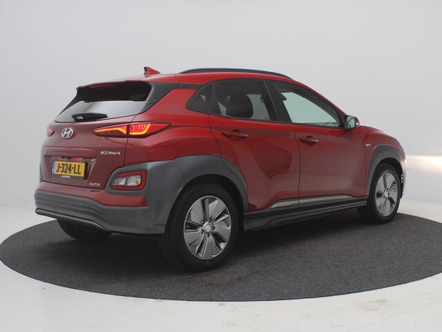 Hyundai Kona EV Fashion 39 kWh / SoH 100% / Warmtepomp / Adaptieve Cruise / Afneembare Trekhaak / HUD / Achteruitrij Camera / 1ste Eigenaar / Dealeronderhouden /