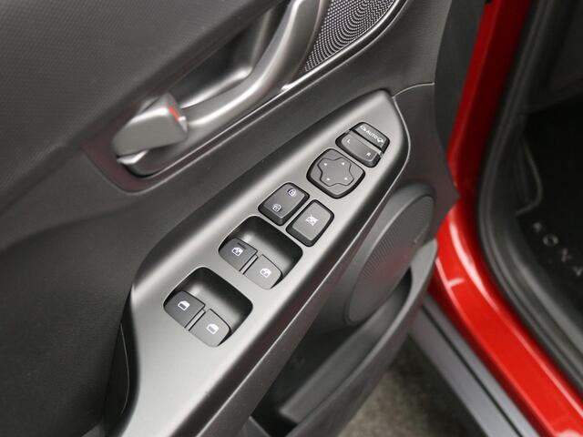 Hyundai Kona EV Fashion 39 kWh / SoH 100% / Warmtepomp / Adaptieve Cruise / Afneembare Trekhaak / HUD / Achteruitrij Camera / 1ste Eigenaar / Dealeronderhouden /