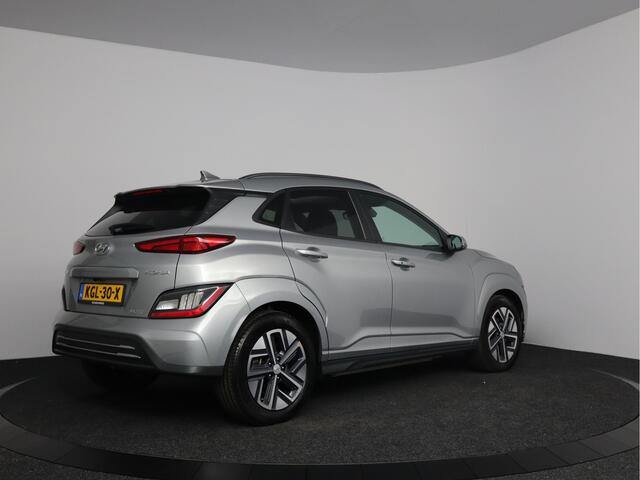 Hyundai Kona EV Comfort Smart 64 kWh | Schuif/kanteldak | Stoelverwarming | Navigatie | LED |