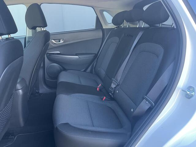 Hyundai Kona EV Fashion 64 kWh / 100% SOH/ NL auto / Cruise Control Adaptief / Lane Assist / Dode Hoek Detectie / Keyless Entry & Start / Apple Carplay & Android Auto / Navigatie / Lichtmetalen Velgen 17" / Head-Up Display /