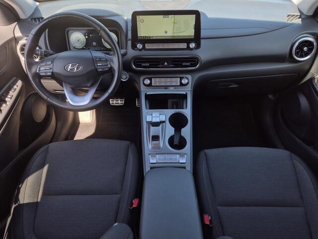 Hyundai Kona EV Comfort Smart 39 kWh / Dealer onderhouden / SOH 92.10% / Fabrieksgarantie tot 02-2027 / Trekhaak afneembaar / Warmtepomp / CCS snelladen / Navigatie / Apple Carplay Android / 17" LM wielen + All Season banden /