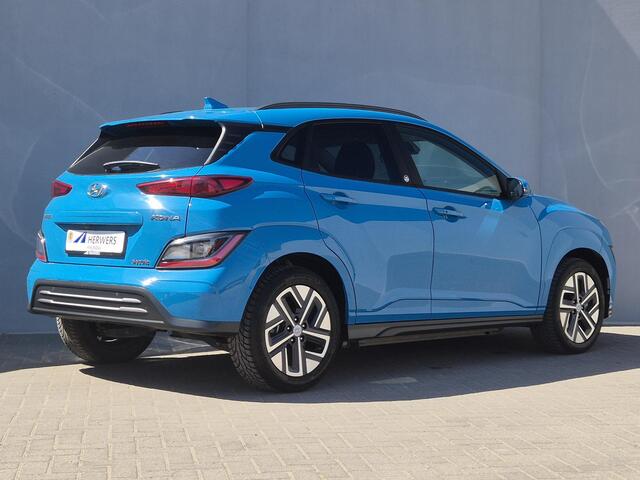 Hyundai Kona EV Comfort Smart 39 kWh / Dealer onderhouden / SOH 92.10% / Fabrieksgarantie tot 02-2027 / Trekhaak afneembaar / Warmtepomp / CCS snelladen / Navigatie / Apple Carplay Android / 17" LM wielen + All Season banden /