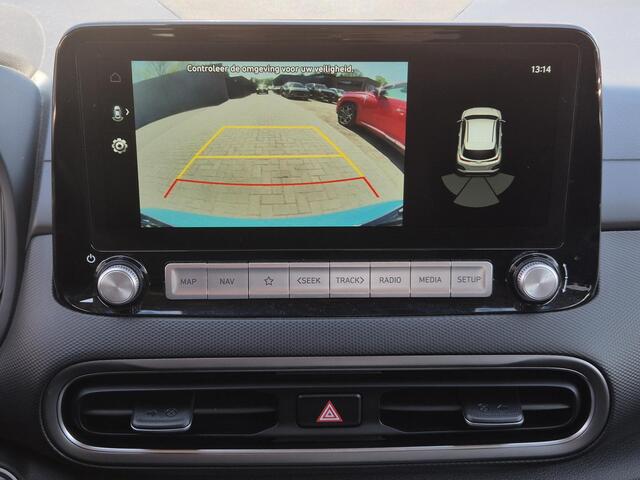 Hyundai Kona EV Comfort Smart 39 kWh / Dealer onderhouden / SOH 92.10% / Fabrieksgarantie tot 02-2027 / Trekhaak afneembaar / Warmtepomp / CCS snelladen / Navigatie / Apple Carplay Android / 17" LM wielen + All Season banden /