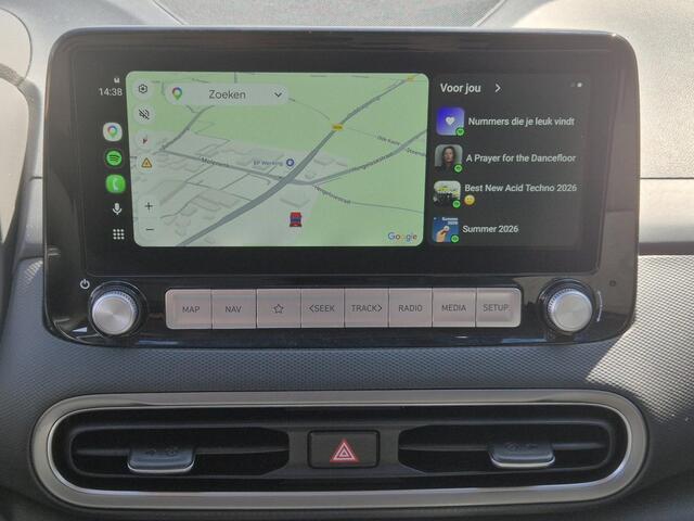 Hyundai Kona EV Comfort Smart 39 kWh / Dealer onderhouden / SOH 92.10% / Fabrieksgarantie tot 02-2027 / Trekhaak afneembaar / Warmtepomp / CCS snelladen / Navigatie / Apple Carplay Android / 17" LM wielen + All Season banden /