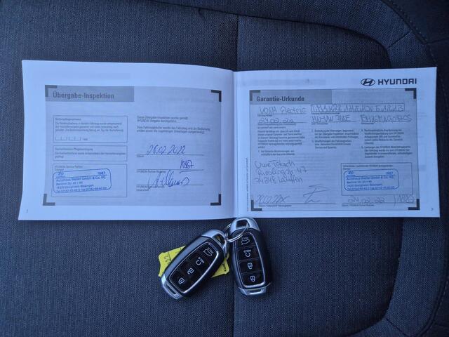 Hyundai Kona EV Comfort Smart 39 kWh / Dealer onderhouden / SOH 92.10% / Fabrieksgarantie tot 02-2027 / Trekhaak afneembaar / Warmtepomp / CCS snelladen / Navigatie / Apple Carplay Android / 17" LM wielen + All Season banden /