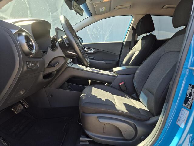 Hyundai Kona EV Comfort Smart 39 kWh / Dealer onderhouden / SOH 92.10% / Fabrieksgarantie tot 02-2027 / Trekhaak afneembaar / Warmtepomp / CCS snelladen / Navigatie / Apple Carplay Android / 17" LM wielen + All Season banden /