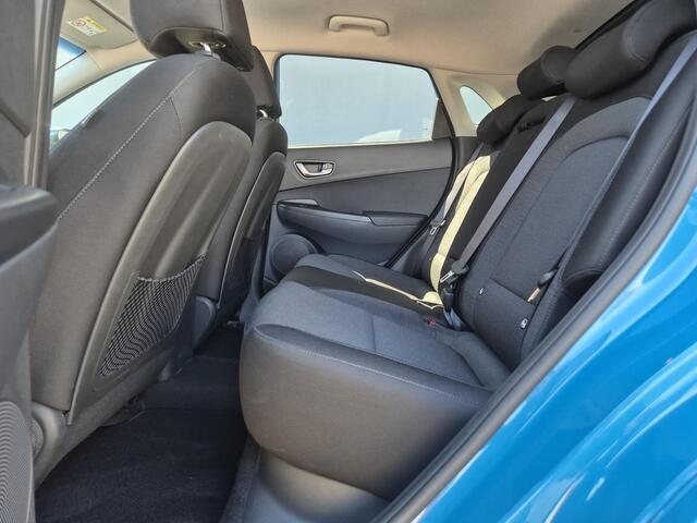 Hyundai Kona EV Comfort Smart 39 kWh / Dealer onderhouden / SOH 92.10% / Fabrieksgarantie tot 02-2027 / Trekhaak afneembaar / Warmtepomp / CCS snelladen / Navigatie / Apple Carplay Android / 17" LM wielen + All Season banden /