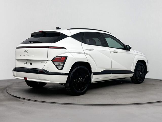Hyundai Kona Electric Pure Edition 64.8 kWh | Stoelverwarming | Stuurverwarming | Parkeersensoren voor en achter |