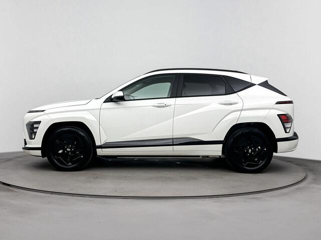 Hyundai Kona Electric Pure Edition 64.8 kWh | Stoelverwarming | Stuurverwarming | Parkeersensoren voor en achter |