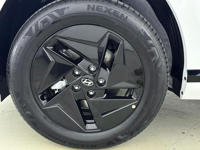 Hyundai Kona Electric Pure Edition 64.8 kWh | Stoelverwarming | Stuurverwarming | Parkeersensoren voor en achter |