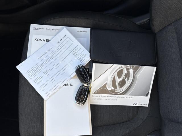 Hyundai Kona EV Comfort 64 kWh / Automaat / Navigatie / Navigatie / Climate & Cruise Control / Camera / Warmtepomp / Apple Carplay/Android Auto /