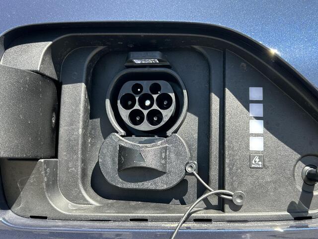 Hyundai Kona Electric Long Range Pure Edition 64.8 kWh / 20 Inch Lichtmetalen Velgen / Navigatie / Cruise Control Adaptief / Bestuurder & Bijrijder Stoel In Hoogte Verstelbaar /