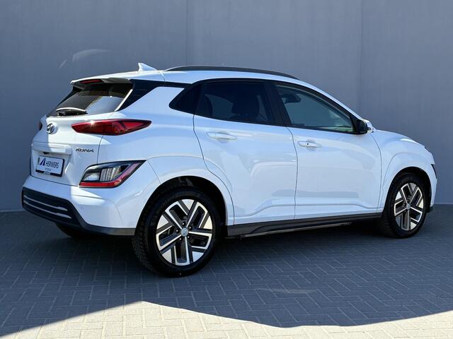 Hyundai Kona EV Fashion 64 kWh / SOH 100% / Fabrieksgarantie t/m 3-2028 / Apple Carplay/Android Auto / Warmtepomp / Navigatie /